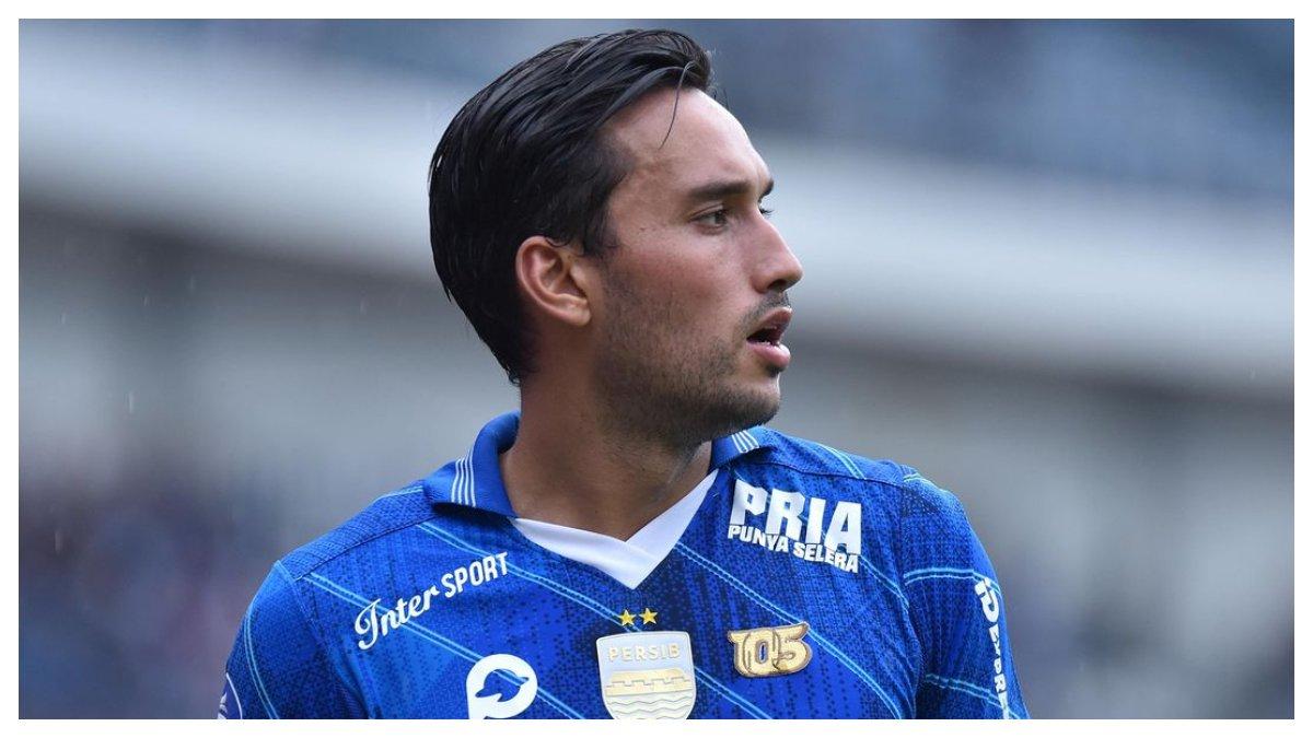 Profil Ezra Walian: Perjalanan Bintang Keturunan Manado–Belanda